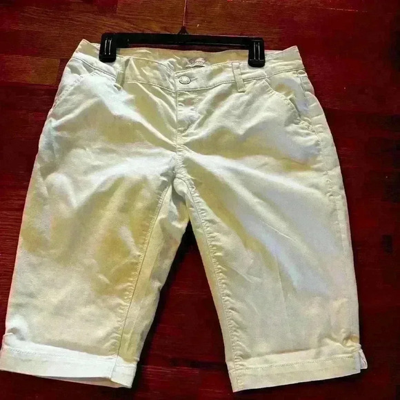 Seven white ladies Bermuda shirts size 8 excellent condition. No stains or flaws - Picture 2 of 9